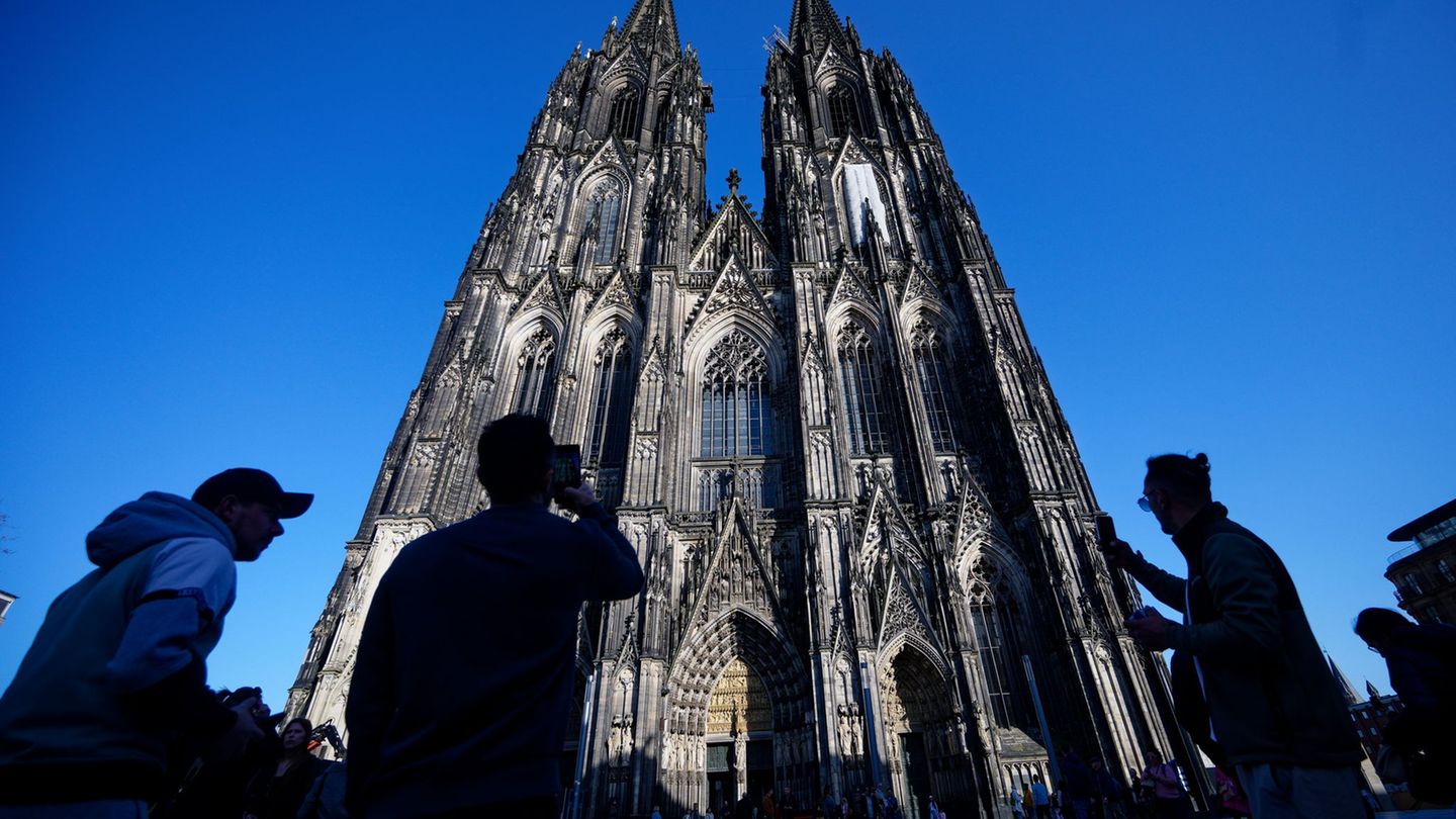 Der Kölner Dom soll für Touristen künftig Eintritt kosten - KölnTourismus hat dafür Verständnis. Foto: Henning Kaiser/dpa