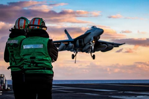 Ein Kampfflugzeug der US-Navy landet auf dem Flugzeugträger USS Gerald R. Ford.