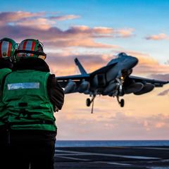 Ein Kampfflugzeug der US-Navy landet auf dem Flugzeugträger USS Gerald R. Ford.