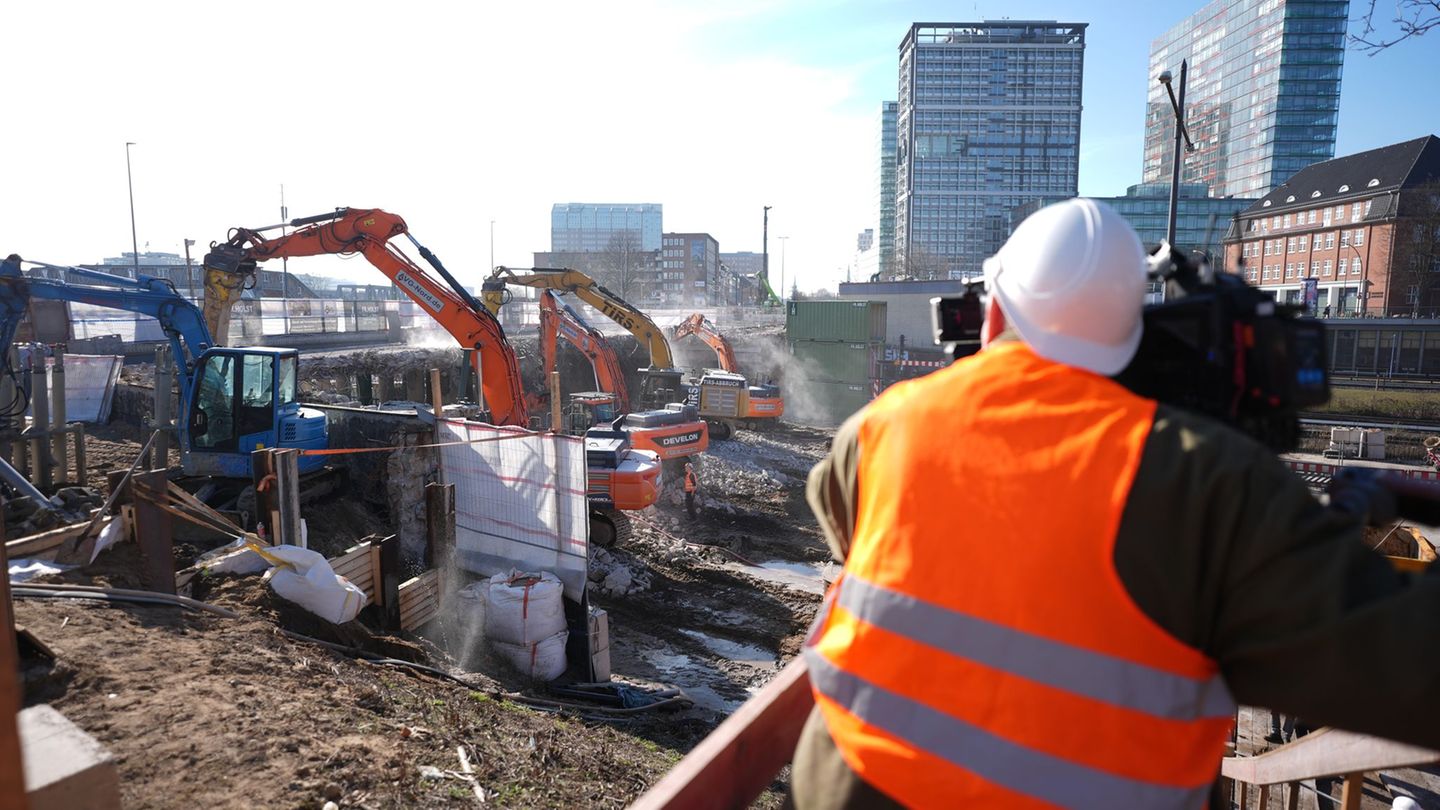 Für den Abbruch der Berlinertordammbrücke musste die darunter hindurchführende Straße Bürgerweide voll gesperrt werden. Foto: Ma