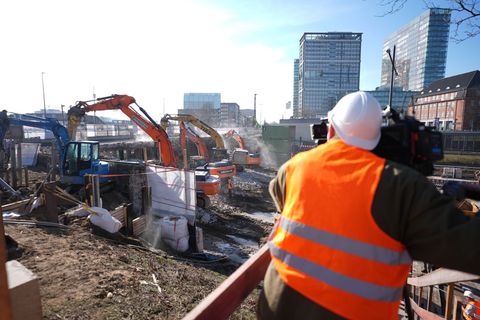 Für den Abbruch der Berlinertordammbrücke musste die darunter hindurchführende Straße Bürgerweide voll gesperrt werden. Foto: Ma