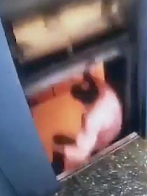 Aufzug schießt mit offener Tür nach oben