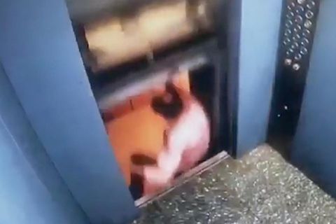 Aufzug schießt mit offener Tür nach oben