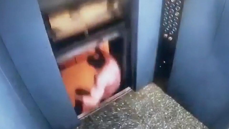 Aufzug schießt mit offener Tür nach oben