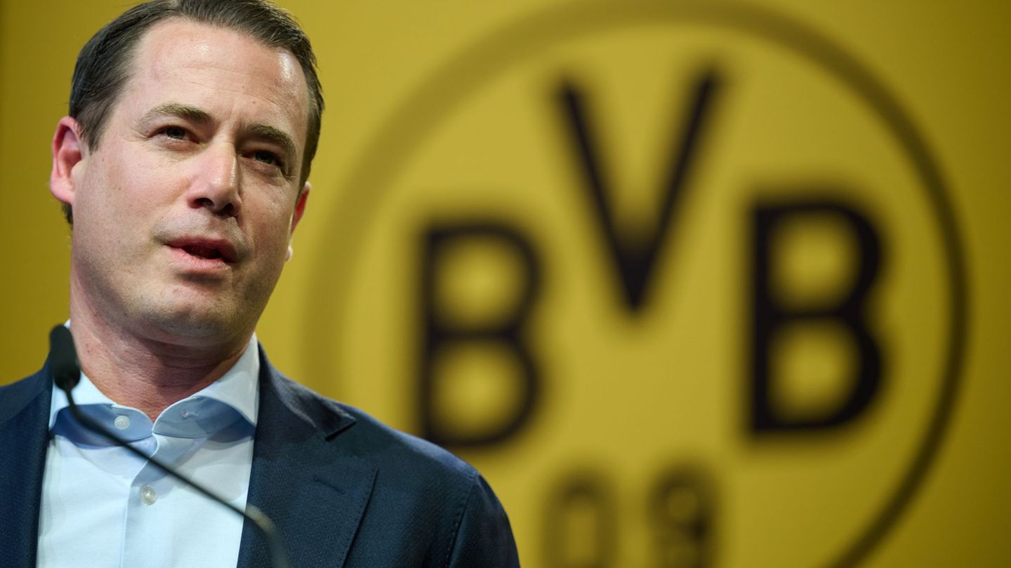 Sportchef Ricken ist nicht zufrieden mit der Saison des BVB. (Archivbild) Foto: Bernd Thissen/dpa