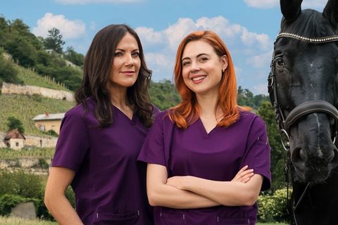 "Zwei Frauen für alle Felle": Dr. med. Vet. Maja Freydank (Bettina Zimmermann, l.) und Julia Kramer (Meriel Hinsching) mit dem