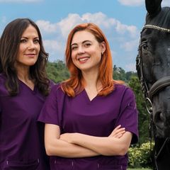 "Zwei Frauen für alle Felle": Dr. med. Vet. Maja Freydank (Bettina Zimmermann, l.) und Julia Kramer (Meriel Hinsching) mit dem