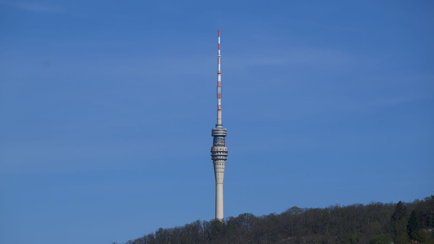 Der rund 250 Meter hohe Dresdner Fernsehturm ist seit 1991 für Besucher geschlossen. (Archivbild) Foto: Robert Michael/dpa