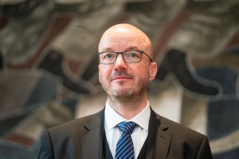 Der sächsische Landesbischof Tobias Bilz hält Anpassungen in der Landeskirche für unumgänglich. (Archivbild) Foto: Ronald Bonß/d