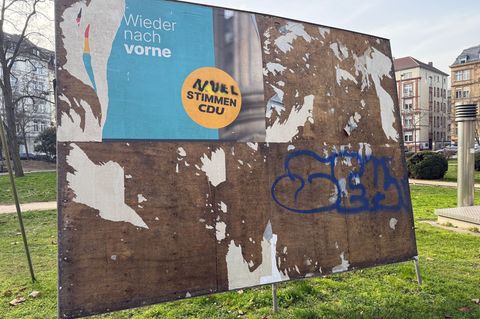 Ein zerstörtes großformatiges Wahlplakat der CDU in Frankfurt - insgesamt sind nach Parteiangaben mehr als 50 beschädigt worden.