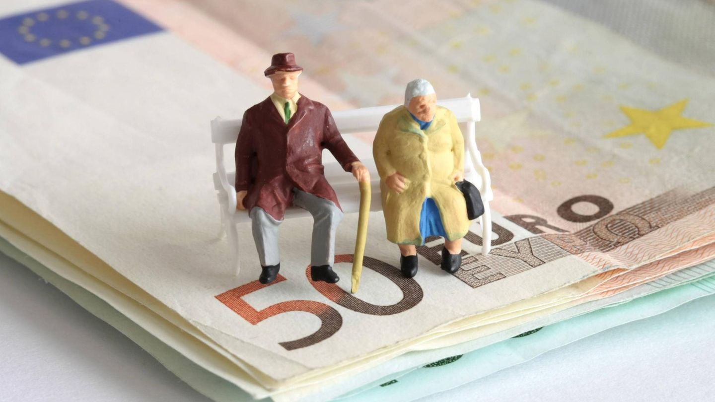 Rente: Zwei alte Menschen auf Geldscheinen
