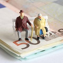 Rente: Zwei alte Menschen auf Geldscheinen