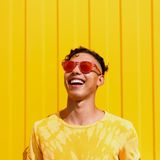 Auge: Ein Mann trägt eine Sonnenbrille