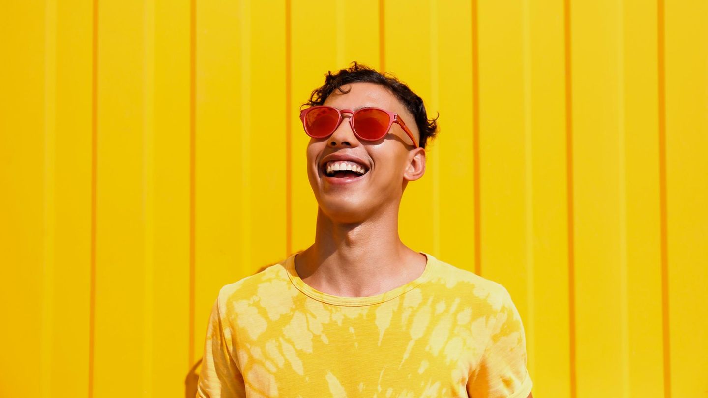 Auge: Ein Mann trägt eine Sonnenbrille