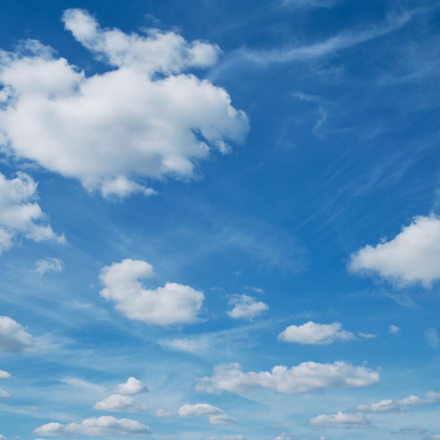 Blauer Himmel mit kleinen Wolken