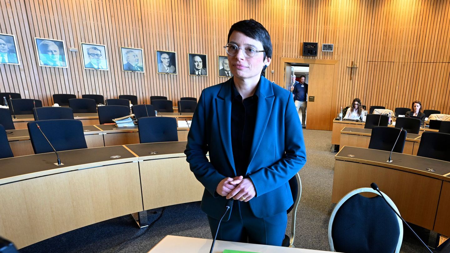 Ex-Fluchtministerin Josefine Paul (Grüne) rechtfertigt im Düsseldorfer Landtag ihr Verhalten nach dem Solinger Terroranschlag. F