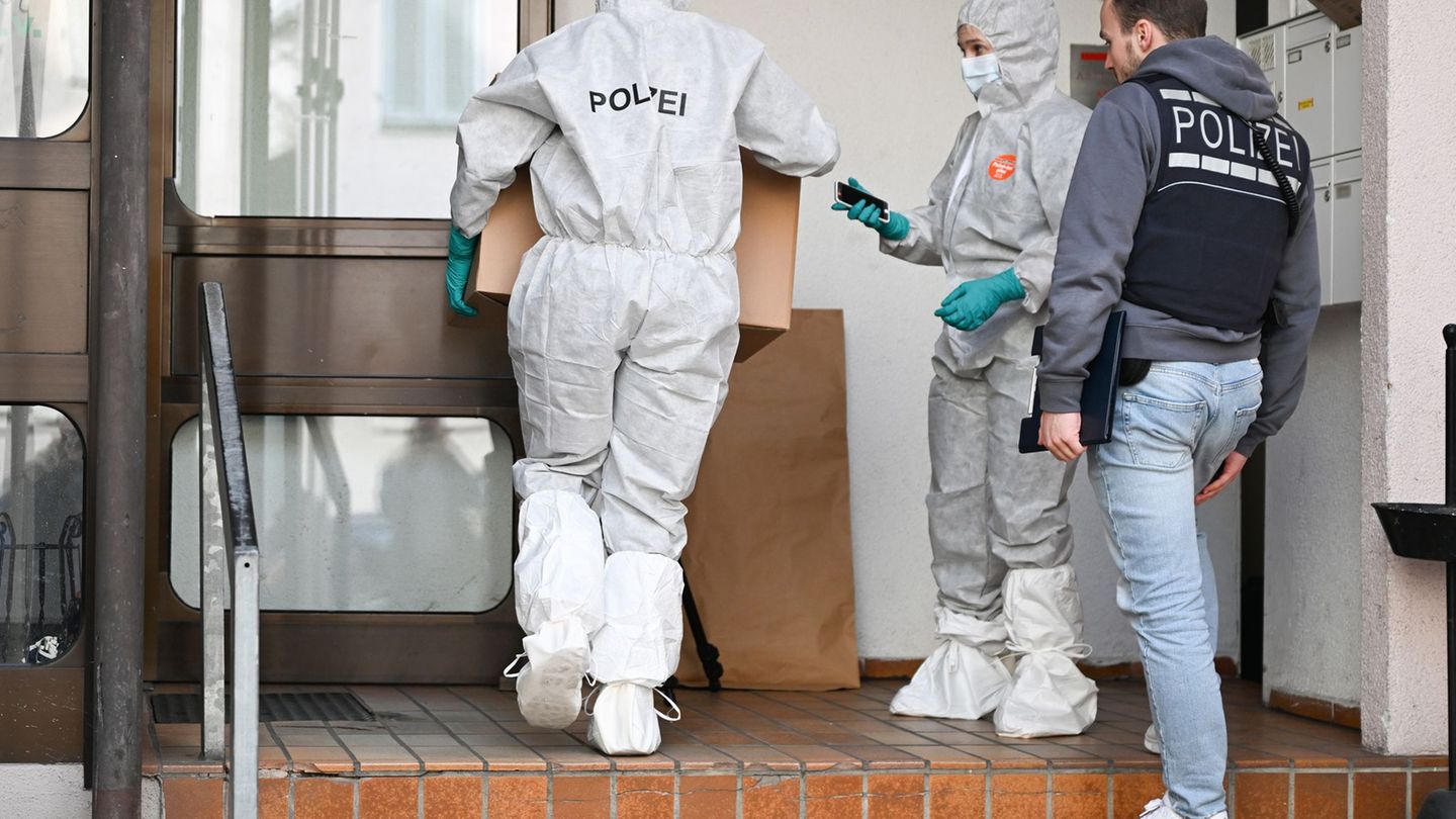Die Polizei ermittelt an der Moschee. Foto: Bernd Weißbrod/dpa