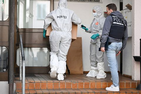 Die Polizei ermittelt an der Moschee. Foto: Bernd Weißbrod/dpa