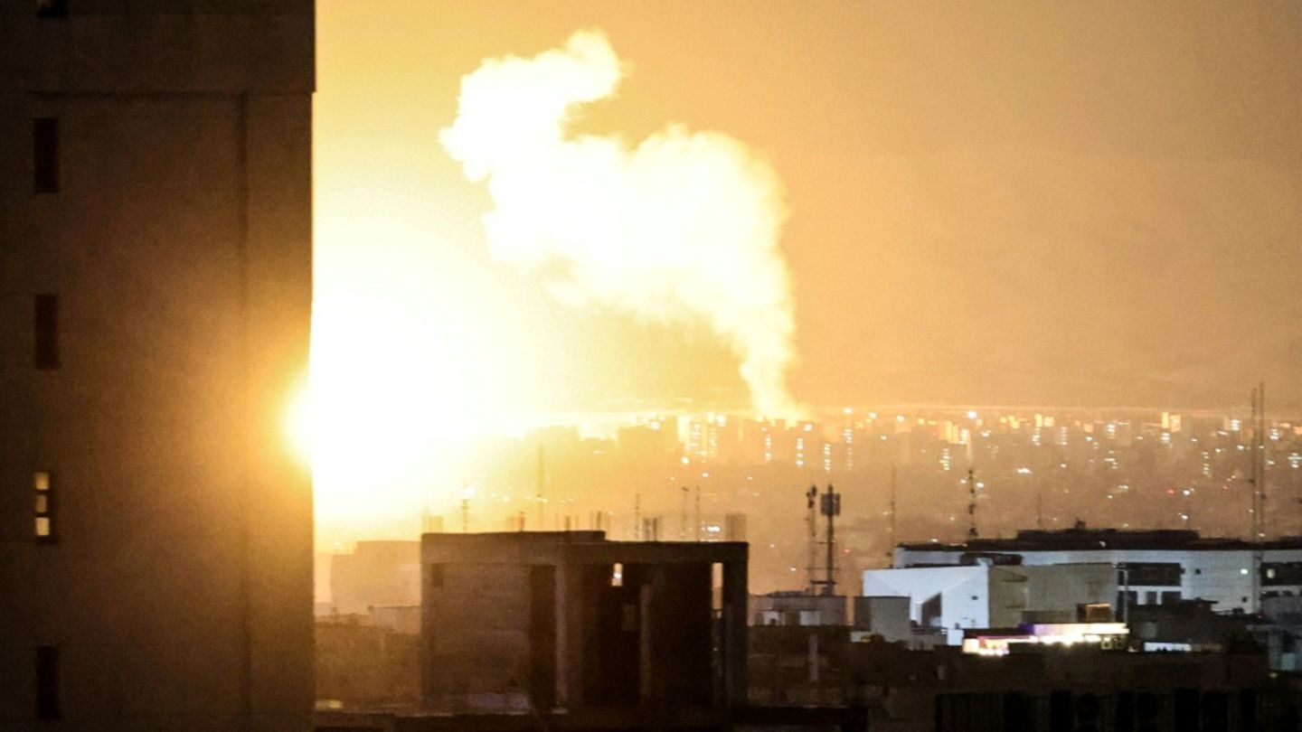 Feuer über Teheran in der Nacht zum Freitag