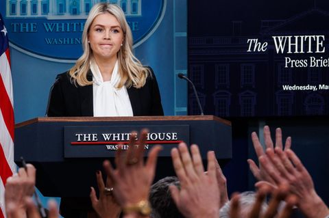 Trumps Sprecherin, Karoline Leavitt, beantwortet Fragen der Journalisten im Weißen Haus
