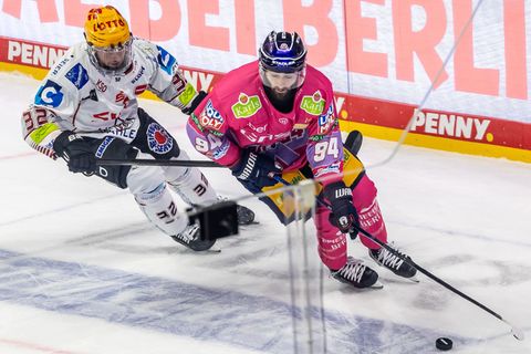 Angreifer Liam Kirk (r) erzielte den entscheidenden Treffer der Eisbären Berlin beim 5:4 in Nürnberg. Foto: Andreas Gora/dpa