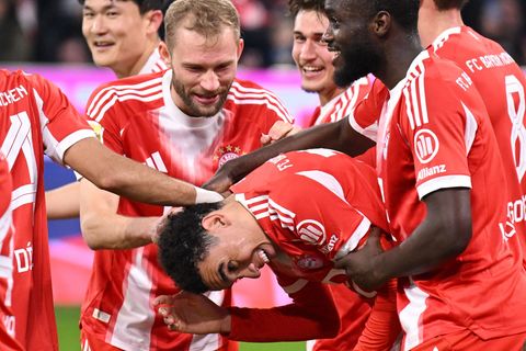 Der FC Bayern um die Torschützen Konrad Laimer und Jamal Musiala (m) bejubelt den nächsten Sieg auf dem Weg zum Titel. Foto: Har