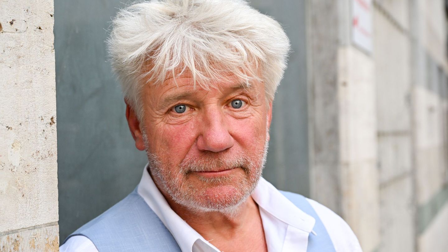 Jörg Schüttauf ist seit Jahrzehnten ein gern gesehener Schauspieler in Film und Fernsehen. Im Interview zum neuen ZDF-Thriller "Im Schatten der Angst – Der Skorpion" spricht er über vergangene Rollen, seine Jugend in der ehemaligen DDR oder auch über sein Dasein als Inliner fahrender Opa.