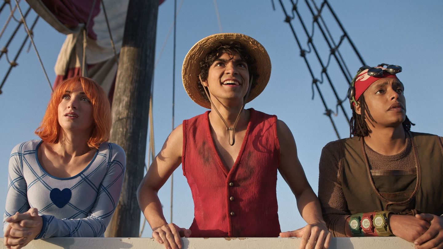 Monkey D. Ruffy (Iñaki Godoy, Mitte) schart eine illustre Gang um seinen Strohhut, darunter Meisterdiebin Nami (Emily Rudd) und Scharfschütze Lysop (Jacob Romero).
