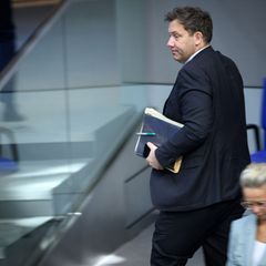 Bundesfinanzminister Lars Klingbeil (SPD) lehnt den Vorstoß der Länder nach mehr Finanzzusagen des Bundes ab. Foto: Bernd von Ju