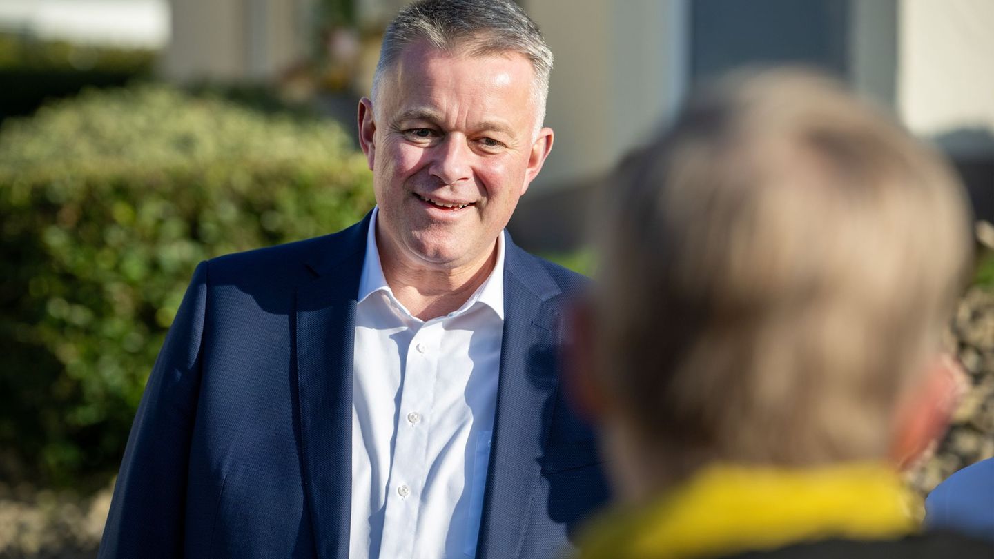 Schnieder bringt zu Haustürgesprächen Zeit und Gummibärchen mit (Archivbild) Foto: Harald Tittel/dpa