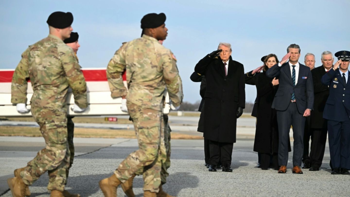 US-Präsident Trump (Mi.) und Soldaten