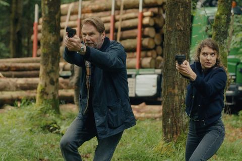 Die Ermittler stellen im Wald einen Holzdieb. Foto: Armin Dierolf/ZDF/dpa