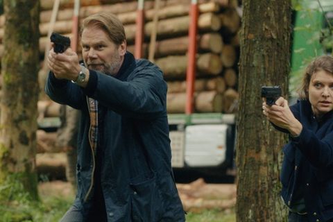 "Erzgebirgskrimi: Mordholz": Robert Winkler (Kai Scheve, l.) und Karina Szabo (Lara Mandoki) stellen im Wald einen Holzdieb.