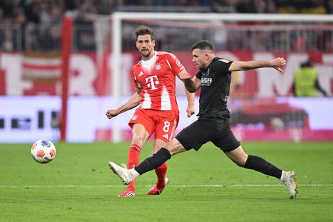 Leon Goretzka (l) in Aktion gegen Gladbach. Foto: Harry Langer/dpa