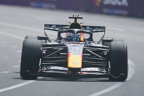 Max Verstappen dreht sich in Melbourne ins Kiesbett. Foto: Asanka Brendon Ratnayake/AP/dpa