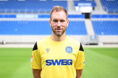 Steht vor seinem Pflichtspieldebüt für den KSC: Torwart Robin Himmelmann. (Archivbild) Foto: Uli Deck/dpa