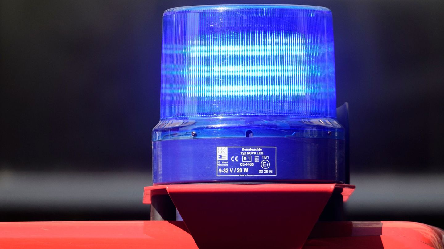 Brände: Auto brennt während der Fahrt aus – Familie entkommt