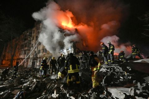 Zerstörter Wohnblock in der ostukrainischen Region Charkiw