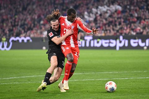 Klares Haltevergehen? Gladbachs Rocco Reitz im Zweikampf mit Bayern-Angreifer Nicolas Jackson. Foto: Harry Langer/dpa