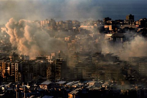 In der libanesischen Hauptstadt Beirut steigt nach einem israelischen Luftangriff Rauch auf