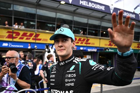 George Russell darf sich feiern lassen. Foto: Joel Carrett/AAP/dpa