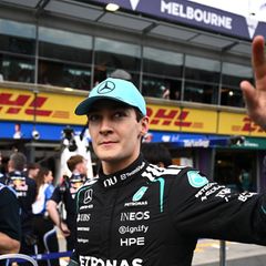 George Russell darf sich feiern lassen. Foto: Joel Carrett/AAP/dpa