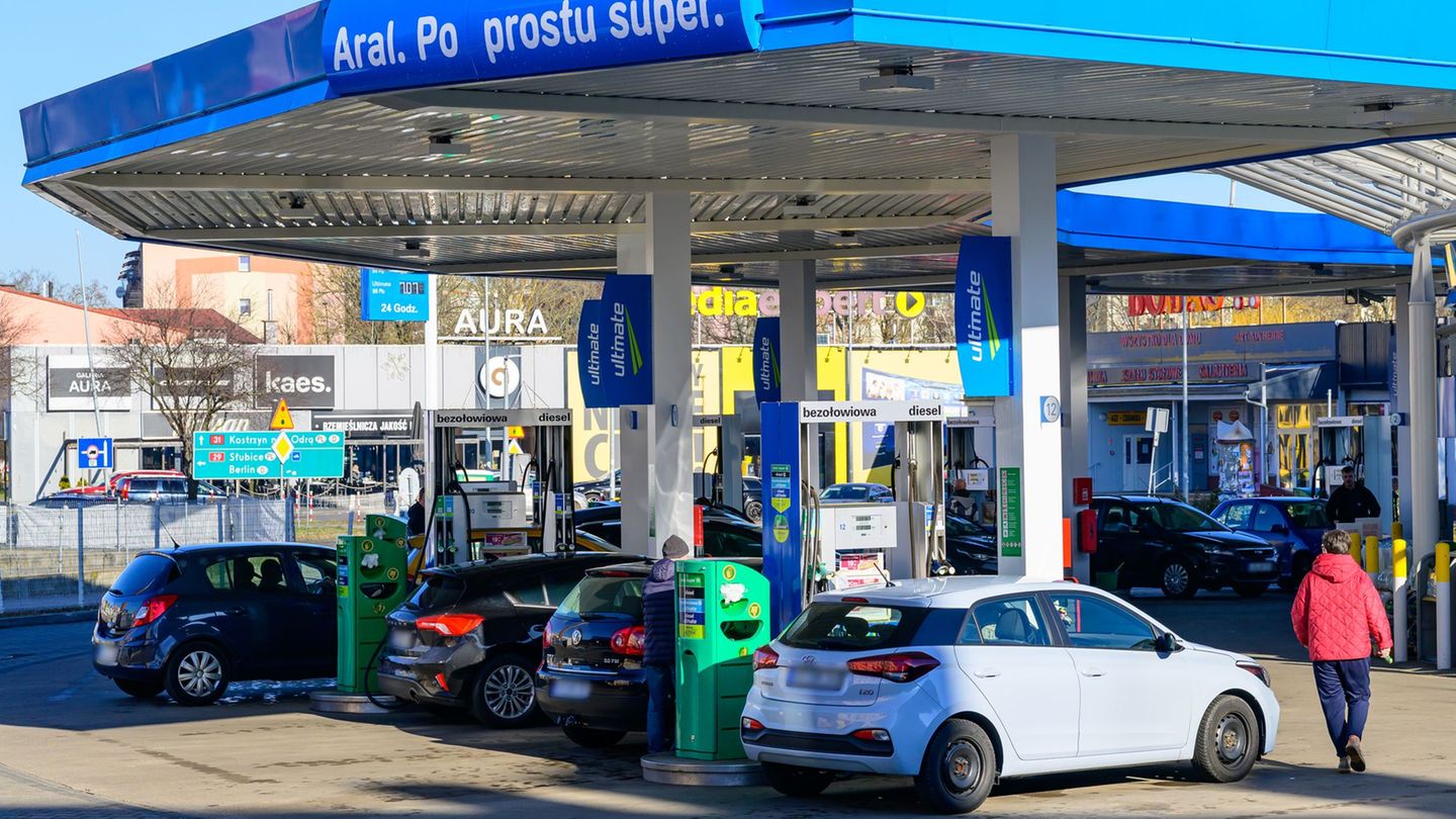 Wegen der in Deutschland gestiegenen Benzinpreise tanken viele Autofahrer aus Brandenburg hinter der polnischen Grenze. Foto: Pa