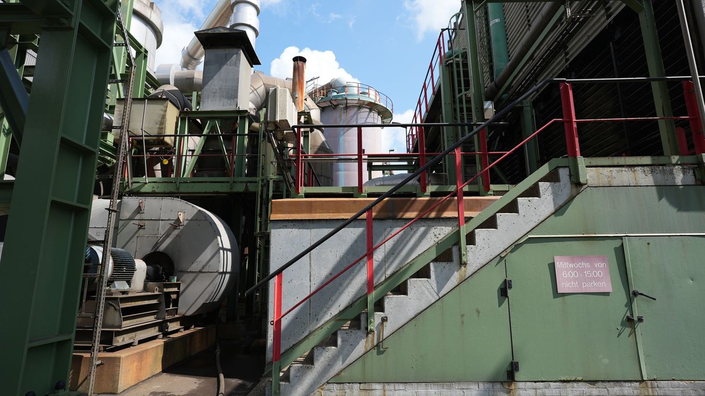 Notfälle: Staplerfahrer bei Aurubis stirbt bei Brand