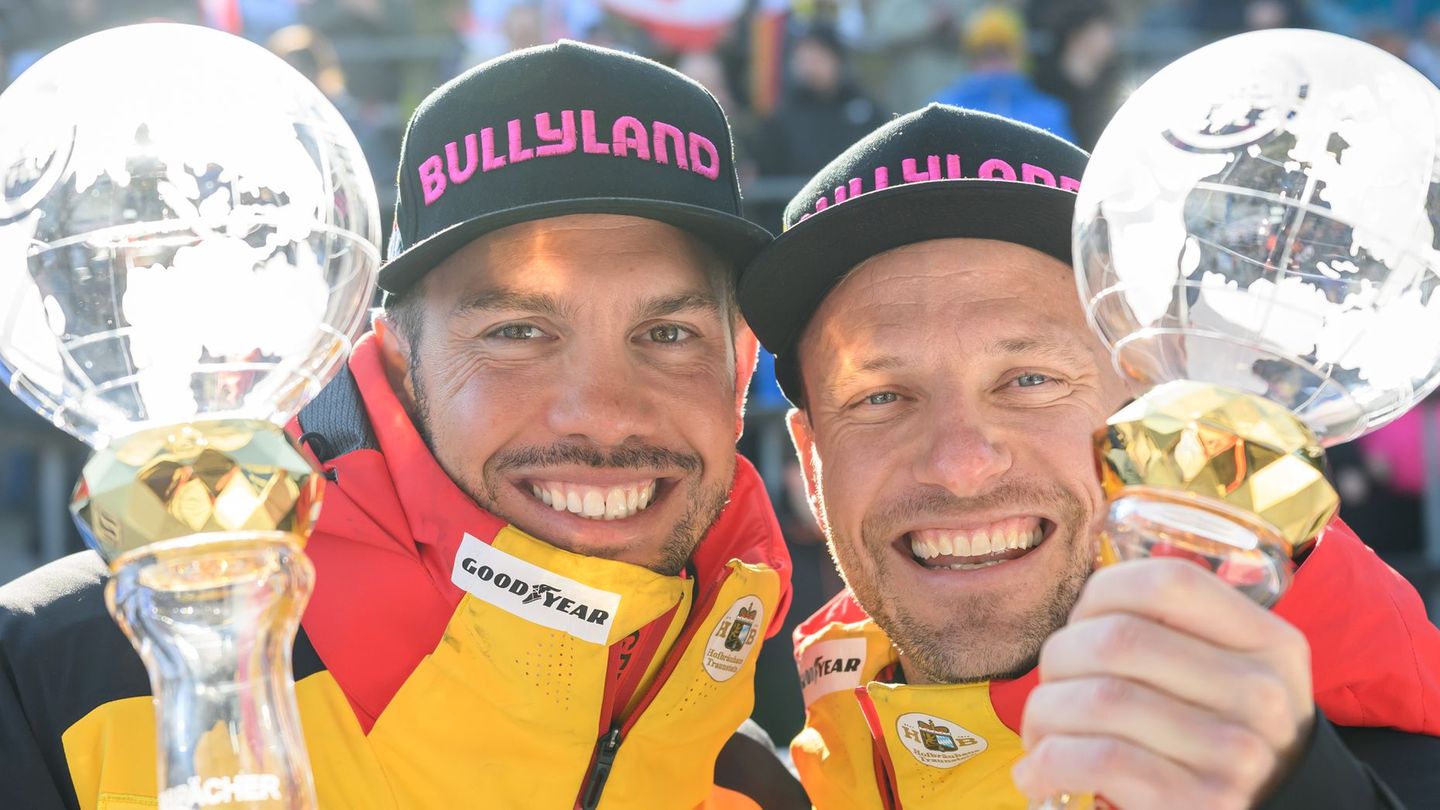 Tobias Wendl (l) und Tobias Arlt (Deutschland) jubeln mit ihren Kristallkugeln für den Gesamt-Weltcupsieg. Foto: Robert Michael/