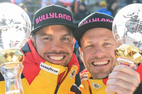 Tobias Wendl (l) und Tobias Arlt (Deutschland) jubeln mit ihren Kristallkugeln für den Gesamt-Weltcupsieg. Foto: Robert Michael/