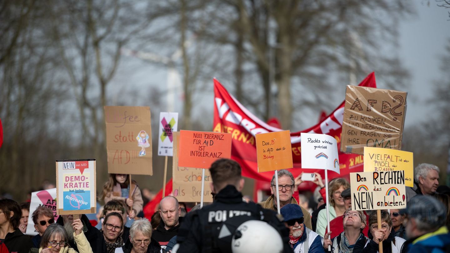 AfD: AfD-Parteitag in Marl gestartet – Laute Proteste vor Halle