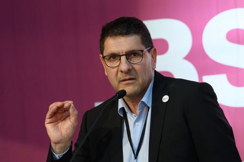 Der Co-Vorsitzende des BSW Sachsen-Anhalt, Thomas Schulze, stimmt die Delegierten auf den Wahlkampf ein. Foto: Klaus-Dietmar Gab