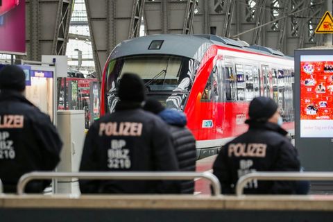 Polizei an Hauptbahnhof von Frankfurt am Main