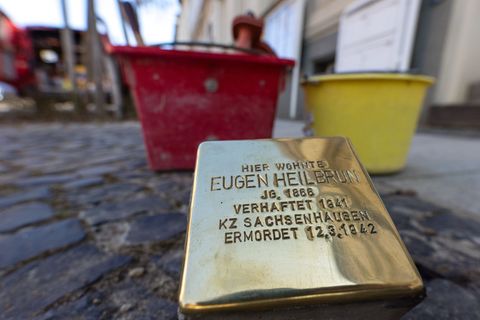 Der 100. Stolperstein in Cottbus erinnert an das Schicksal des Ingenieurs Eugen Heilbrun, der in der Stadt lebte und 1942 im Kon